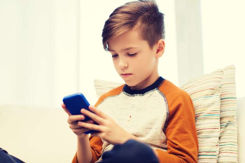 چگونه کودکان را از موبایل دور کنیم ؟